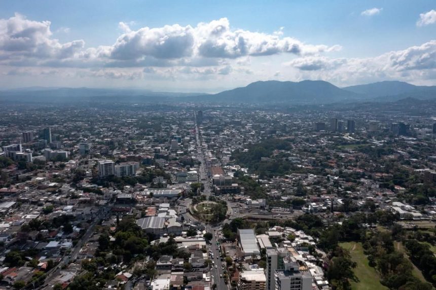 MEDIO AMBIENTE: CLIMA CALUROSO Y LLUVIAS EN EL SALVADOR