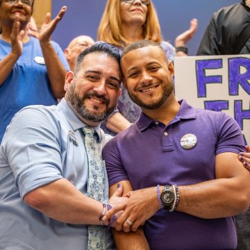 LIBERARON A UN INMIGRANTE TRAS MESES DETENIDO POR ICE Y SE REENCUENTRA CON SU FAMILIA