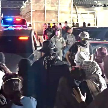 “ESTO NO ES UN HOLIDAY INN”: SECRETARIO DE SEGURIDAD NACIONAL DEFIENDE CONDICIONES EN CENTRO DE DETENCIÓN DE NUEVA JERSEY