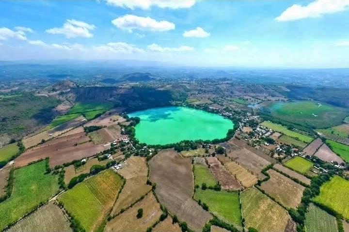 CALOR EXTREMO TRANSFORMA LAS AGUAS DE LA LAGUNA DE APASTEPEQUE EN TONO TURQUESA