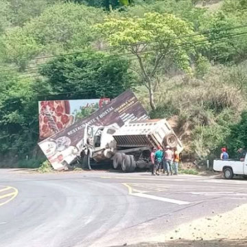 CAMIÓN VUELCA EN LA CARRETERA LONGITUDINAL DEL NORTE EN METAPÁN