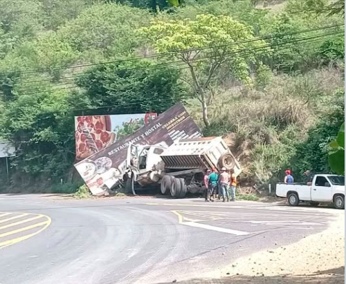 CAMIÓN VUELCA EN LA CARRETERA LONGITUDINAL DEL NORTE EN METAPÁN