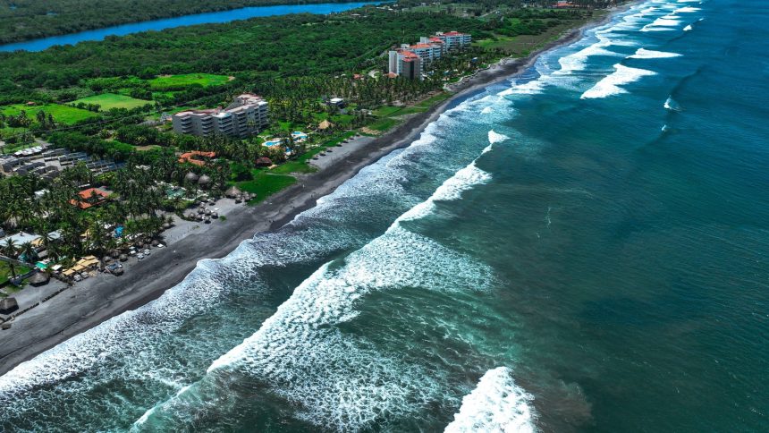 olas 1 MARN ADVIERTE SOBRE OLEAJE ACELERADO Y OLAS DE HASTA 1.8 METROS EN LA COSTA SALVADOREÑA