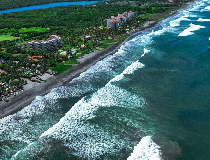 olas 1 MARN ADVIERTE SOBRE OLEAJE ACELERADO Y OLAS DE HASTA 1.8 METROS EN LA COSTA SALVADOREÑA