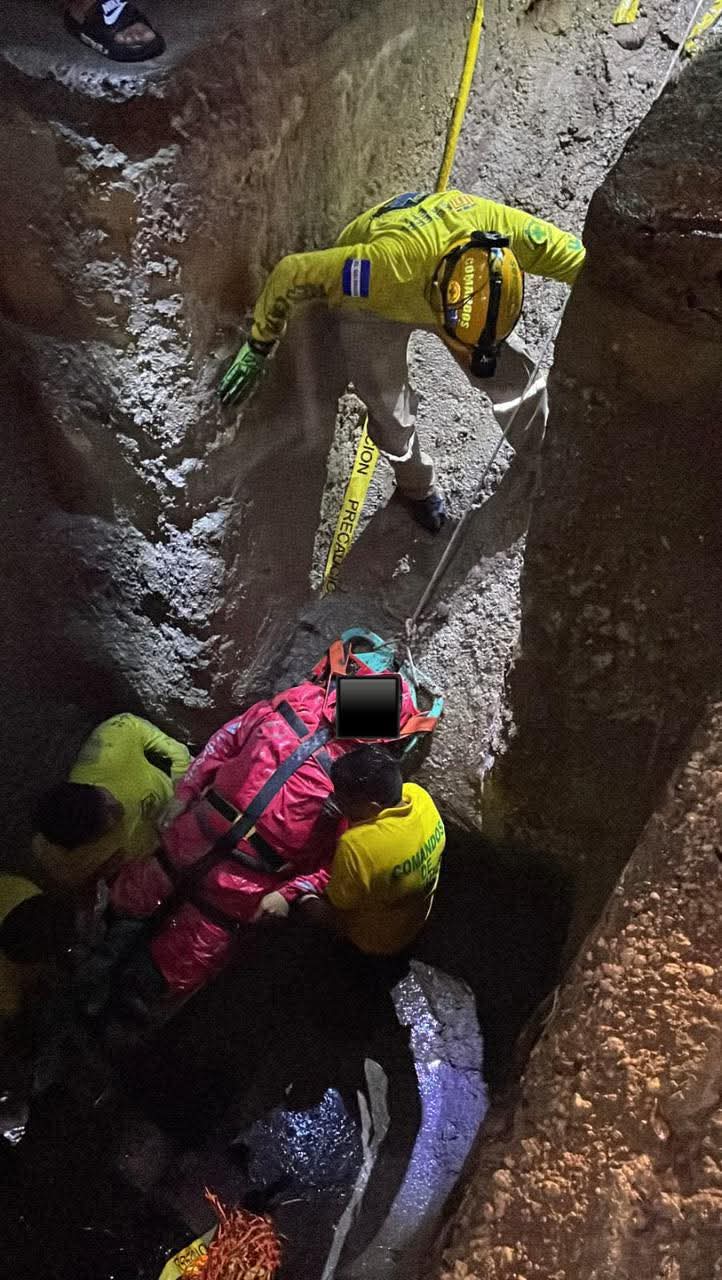 rescate MOTOCICLISTA MUERE TRAS CAER EN CAJA RESIDUAL EN CONSTRUCCIÓN DURANTE LAS LLUVIAS EN SAN SALVADOR