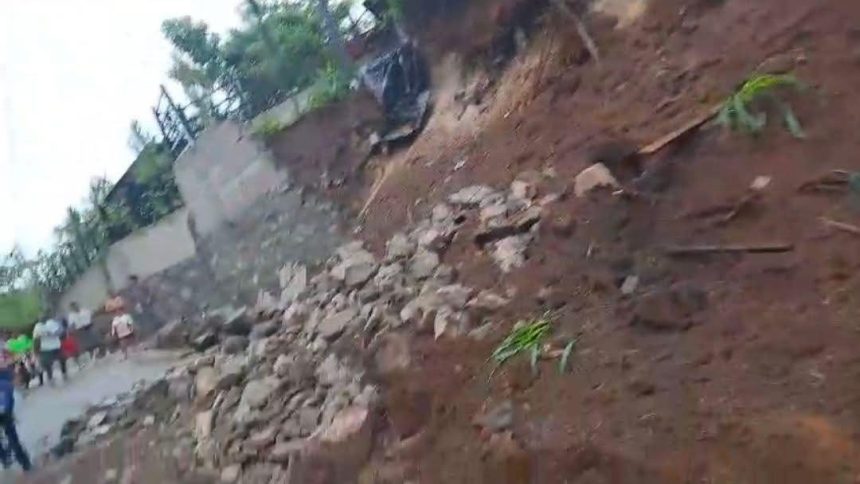 INTENSAS LLUVIAS PROVOCAN DERRUMBE DE MURO DE CONTENCIÓN EN SAN MIGUEL