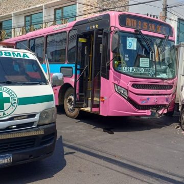 ACCIDENTE ENTRE AUTOBÚS Y CAMIÓN DEJA TRES LESIONADOS EN SANTA ANA