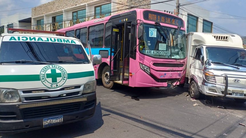 ACCIDENTE ENTRE AUTOBÚS Y CAMIÓN DEJA TRES LESIONADOS EN SANTA ANA