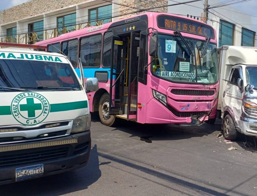 ACCIDENTE ENTRE AUTOBÚS Y CAMIÓN DEJA TRES LESIONADOS EN SANTA ANA