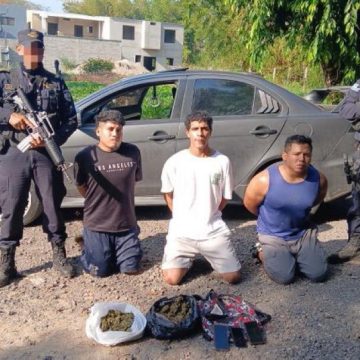 CAPTURAN A TRES SUJETOS CON DROGA OCULTA EN SANTA ANA