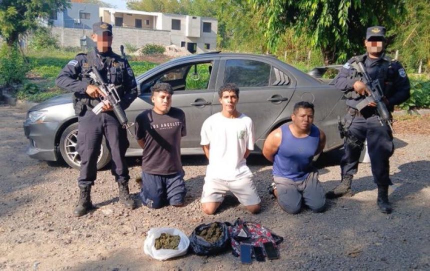 CAPTURAN A TRES SUJETOS CON DROGA OCULTA EN SANTA ANA