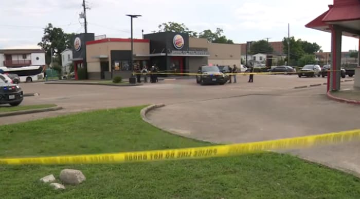 tiro 1 DOS MENORES RESULTAN LESIONADOS EN TIROTEO EN ESTACIONAMIENTO DE BURGER KING EN HOUSTON