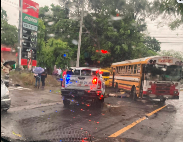 JOVEN ESTUDIANTE MUERE TRAS SER ATROPELLADA FRENTE A LA UNIVERSIDAD DE EL SALVADOR