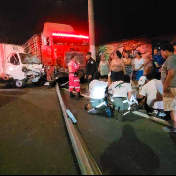 CONDUCTOR RESULTA LESIONADO TRAS CHOQUE ENTRE CAMIÓN Y RASTRA EN EL BULEVAR VENEZUELA
