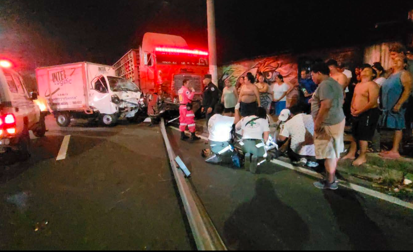 vene 1 CONDUCTOR RESULTA LESIONADO TRAS CHOQUE ENTRE CAMIÓN Y RASTRA EN EL BULEVAR VENEZUELA