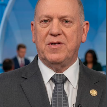 TOM HOMAN ADVIERTE SOBRE PRESENCIA DE ICE EN AEROPUERTOS Y VERIFICACIÓN DE IDENTIDAD DE VIAJEROS