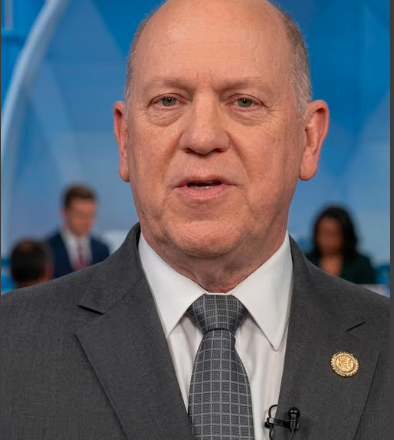 zar TOM HOMAN ADVIERTE SOBRE PRESENCIA DE ICE EN AEROPUERTOS Y VERIFICACIÓN DE IDENTIDAD DE VIAJEROS