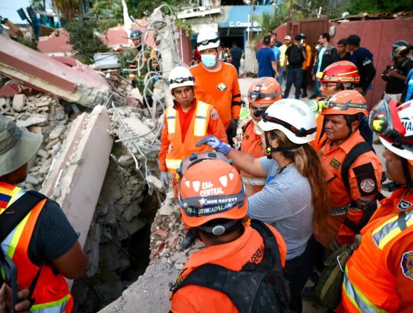 BUKELE INFORMA EL RESCATE CON VIDA DE DOS PERSONAS ATRAPADAS BAJO LOS ESCOMBROS EN VENEZUELA