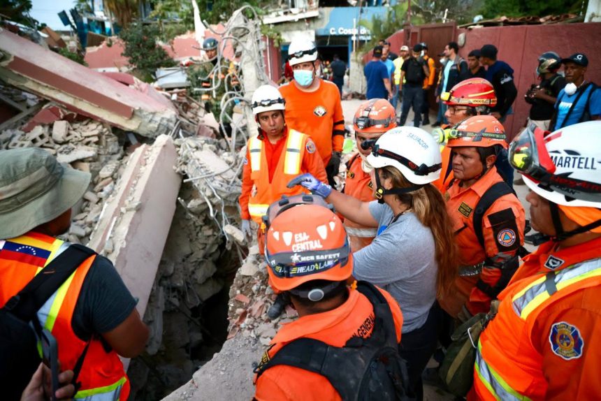 BUKELE INFORMA EL RESCATE CON VIDA DE DOS PERSONAS ATRAPADAS BAJO LOS ESCOMBROS EN VENEZUELA