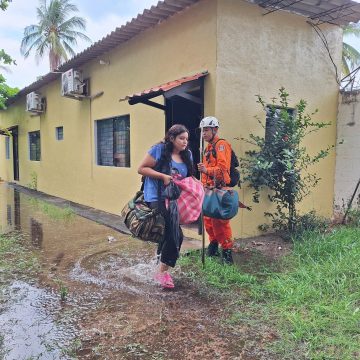 EVACUACIÓN PREVENTIVA RESGUARDA A FAMILIA EN LA LIBERTAD COSTA ANTE RIESGO POR FUERTE OLEAJE