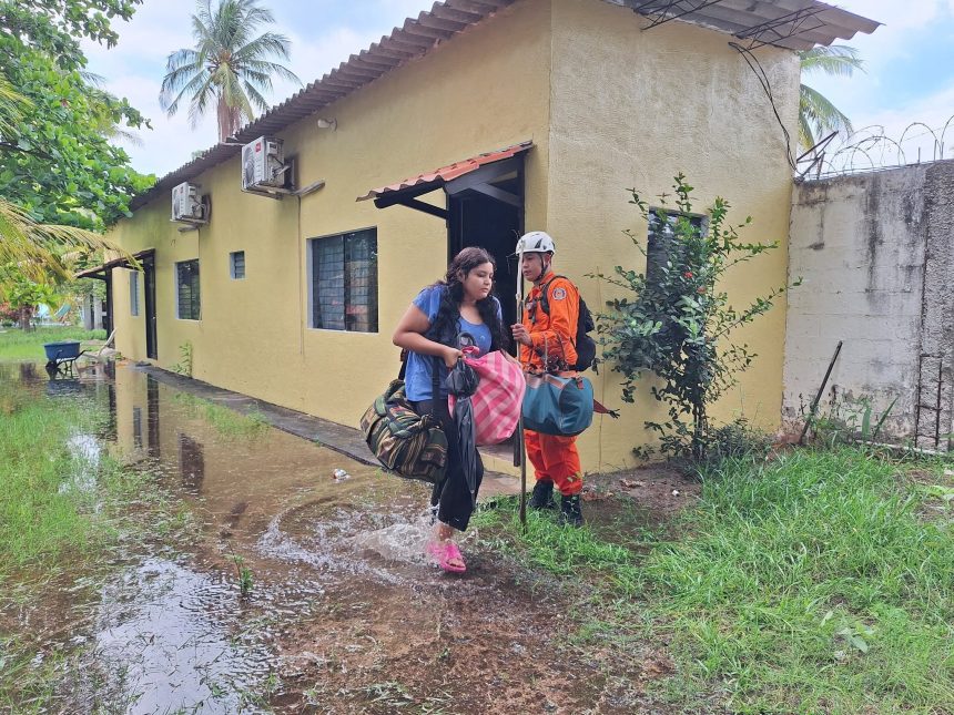11 EVACUACIÓN PREVENTIVA RESGUARDA A FAMILIA EN LA LIBERTAD COSTA ANTE RIESGO POR FUERTE OLEAJE