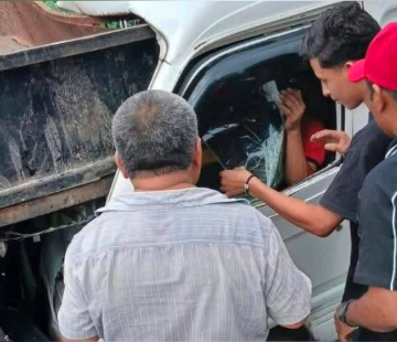 CONDUCTOR SOBREVIVE TRAS QUEDAR PRENSADO EN APARATOSO ACCIDENTE EN VERAPAZ, SAN VICENTE