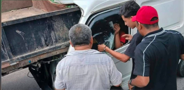 ACCI 1 CONDUCTOR SOBREVIVE TRAS QUEDAR PRENSADO EN APARATOSO ACCIDENTE EN VERAPAZ, SAN VICENTE