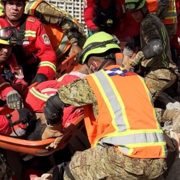 RESCATISTAS SALVADOREÑOS LOGRAN RESCATAR CON VIDA A MUJER TRAS 86 HORAS BAJO LOS ESCOMBROS EN VENEZUELA