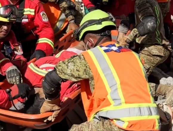 RESCATISTAS SALVADOREÑOS LOGRAN RESCATAR CON VIDA A MUJER TRAS 86 HORAS BAJO LOS ESCOMBROS EN VENEZUELA