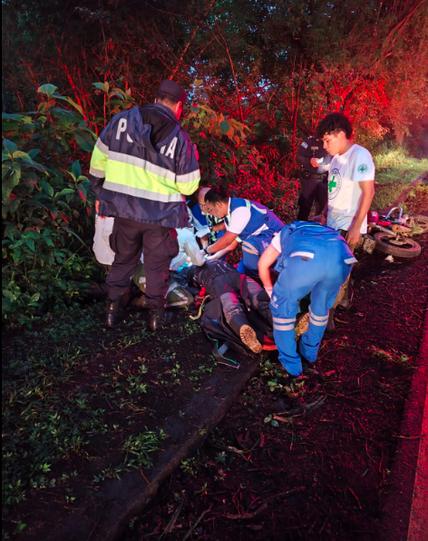 CONGO 1 MOTOCICLISTA RESULTA LESIONADO TRAS CAER A UN BARRANCO EN EL CONGO,SANTA ANA