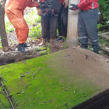 FOSA 1 RESCATARON A UN HOMBRE QUE CAYÓ EN UNA FOSA SÉPTICA EN EREGUAYQUÍN, USULUTÁN