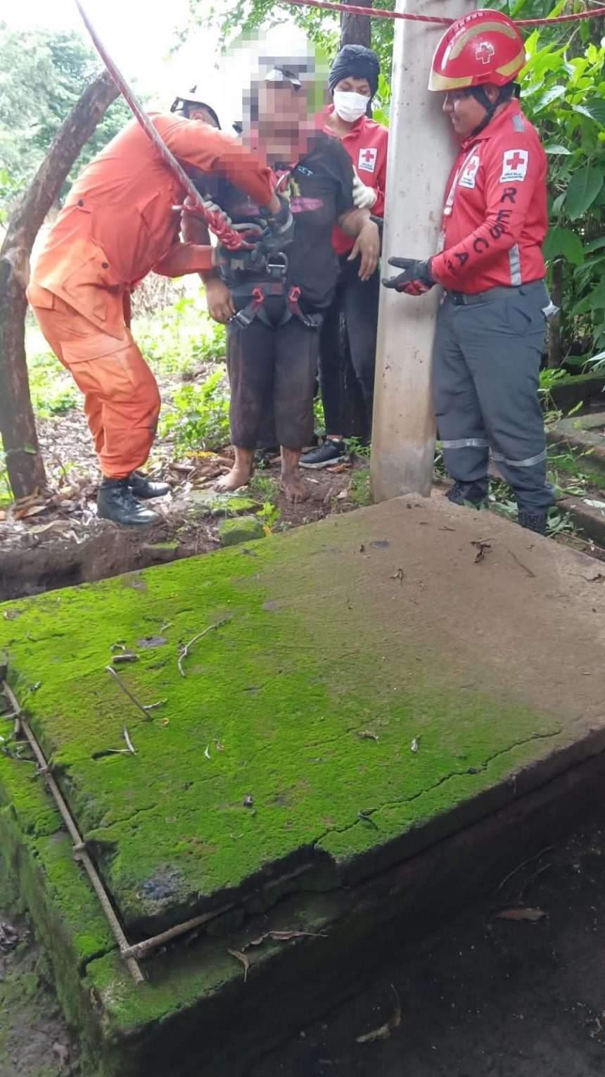 FOSA 1 RESCATARON A UN HOMBRE QUE CAYÓ EN UNA FOSA SÉPTICA EN EREGUAYQUÍN, USULUTÁN