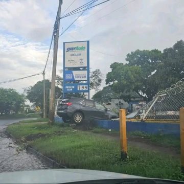 CAMIONETA IMPACTA CONTRA CERCO DE DISTRIBUIDORA DE GAS PROPANO EN SANTA ANA