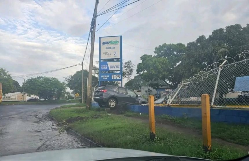 GRAS 1 CAMIONETA IMPACTA CONTRA CERCO DE DISTRIBUIDORA DE GAS PROPANO EN SANTA ANA