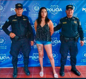 LOCA 23 CAPTURAN A MUJER ACUSADA DE LESIONAR A UN HOMBRE EN UN CLUB BAR EN LA LIBERTAD COSTA