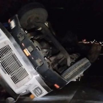 MUERTO 1 CAMIÓN VOLCÓ EN LOS CHORROS Y DEJÓ UNA PERSONA FALLECIDA