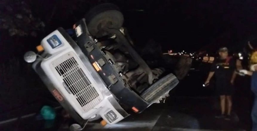 MUERTO 1 CAMIÓN VOLCÓ EN LOS CHORROS Y DEJÓ UNA PERSONA FALLECIDA