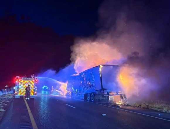 RESCATAN A 39 MIGRANTES ATRAPADOS EN TRÁILER QUE SE INCENDIÓ DURANTE PERSECUCIÓN EN TEXAS