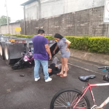 aca MOTOCICLISTA RESULTA LESIONADA TRAS ACCIDENTE DE TRÁNSITO EN ACAJUTLA
