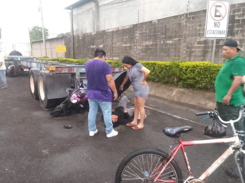 MOTOCICLISTA RESULTA LESIONADA TRAS ACCIDENTE DE TRÁNSITO EN ACAJUTLA