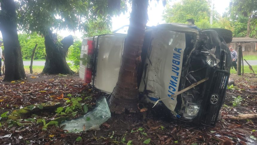 amb 1 COLISIÓN ENTRE AMBULANCIA Y VEHÍCULO PARTICULAR GENERA EMERGENCIA EN LA PAZ