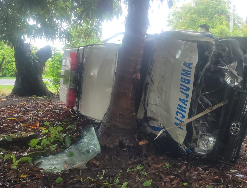 COLISIÓN ENTRE AMBULANCIA Y VEHÍCULO PARTICULAR GENERA EMERGENCIA EN LA PAZ