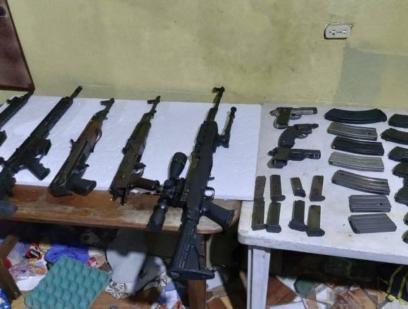 armas 2 AUTORIDADES DE GUATEMALA INCAUTAN ARMAS DE GUERRA Y MÁS DE 500 MUNICIONES DURANTE ALLANAMIENTO