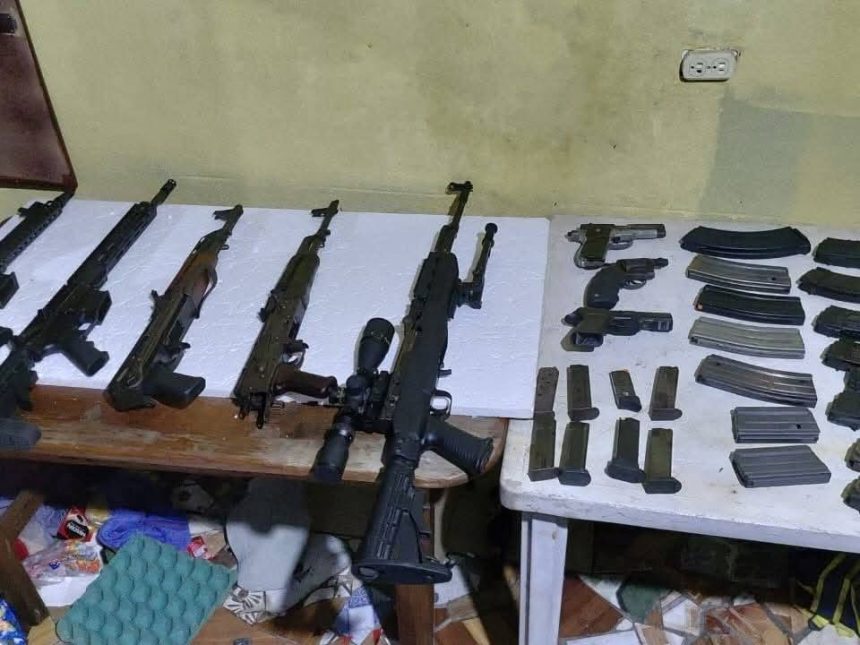 AUTORIDADES DE GUATEMALA INCAUTAN ARMAS DE GUERRA Y MÁS DE 500 MUNICIONES DURANTE ALLANAMIENTO