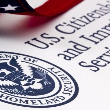 Photograph of a U.S. Department of Homeland Security . EVALÚAN CAMBIOS EN EL PROCESO DE ASILO EN ESTADOS UNIDOS