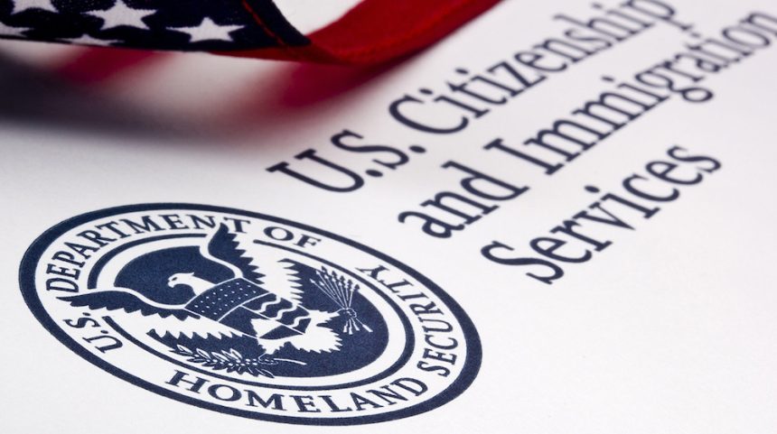 Photograph of a U.S. Department of Homeland Security . EVALÚAN CAMBIOS EN EL PROCESO DE ASILO EN ESTADOS UNIDOS