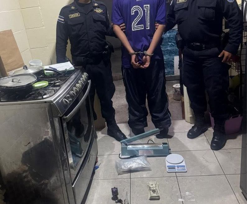 CAPTURAN A ADOLESCENTE DE 14 AÑOS CON MARIHUANA Y DROGAS SINTÉTICAS DURANTE ALLANAMIENTO