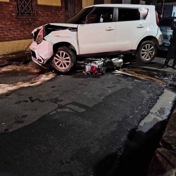 APARATOSO CHOQUE EN BARRIO SANTA BÁRBARA DE SANTA ANA DEJA UNA MOTOCICLETA ATRAPADA BAJO UN VEHÍCULO
