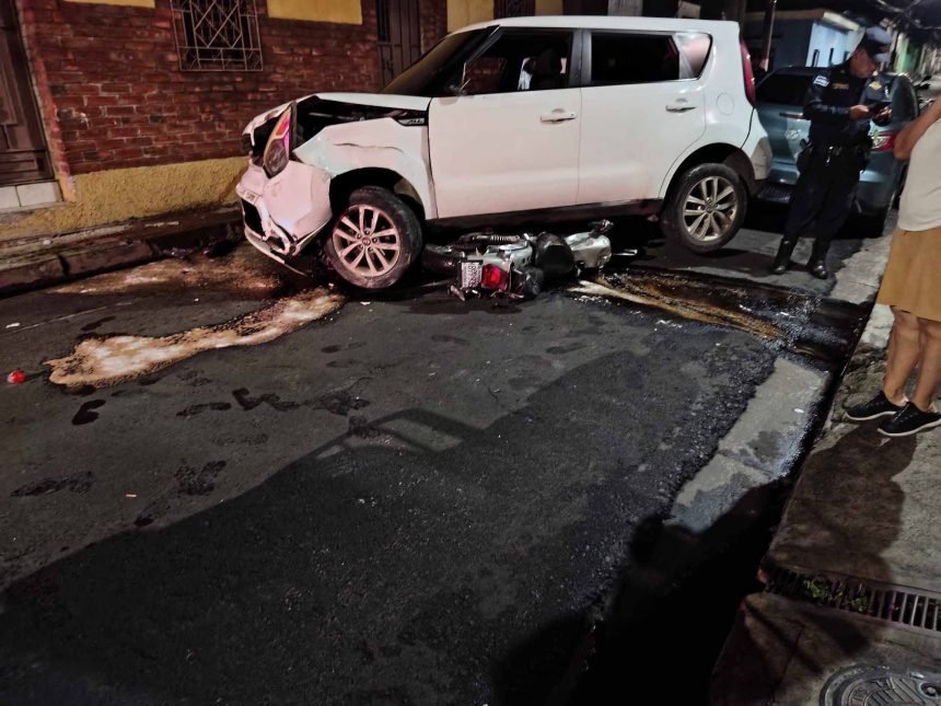 bolo 1 APARATOSO CHOQUE EN BARRIO SANTA BÁRBARA DE SANTA ANA DEJA UNA MOTOCICLETA ATRAPADA BAJO UN VEHÍCULO