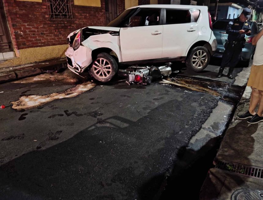 bolo 1 APARATOSO CHOQUE EN BARRIO SANTA BÁRBARA DE SANTA ANA DEJA UNA MOTOCICLETA ATRAPADA BAJO UN VEHÍCULO